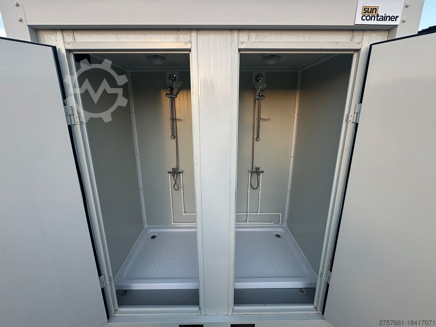 Contenedor sanitario premium con 2 duchas